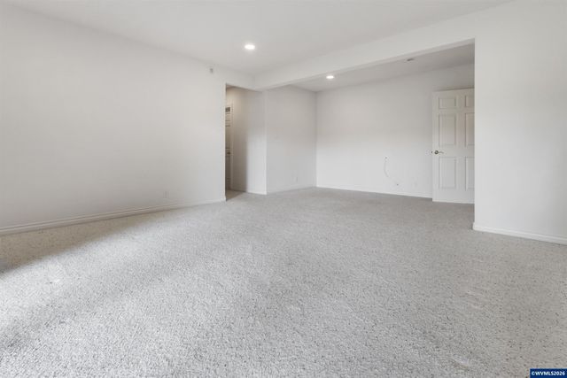 744 Creekside Dr SE, Salem, OR 97306