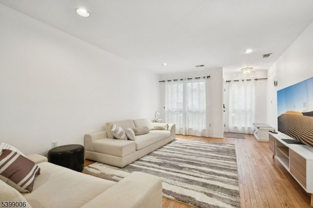 32 Mayflower Dr, Bernards Twp., NJ 07920