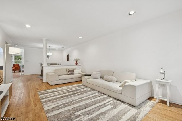 32 Mayflower Dr, Bernards Twp., NJ 07920