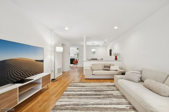 32 Mayflower Dr, Bernards Twp., NJ 07920