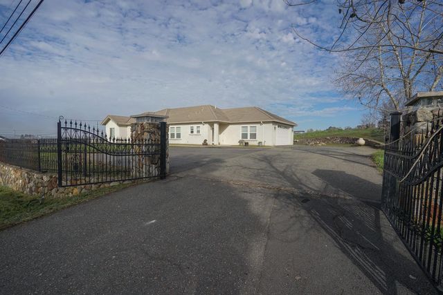 3255 Village Dr, Ione, CA 95640