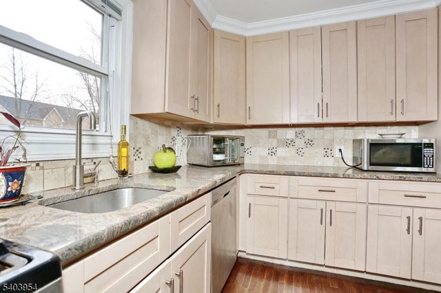 22 Paroubek St, Little Ferry Boro, NJ 07643