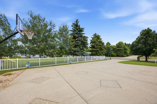 4825 Meadow Creek Drive S, Fargo, ND 58104