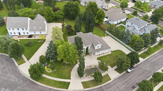 4825 Meadow Creek Drive S, Fargo, ND 58104