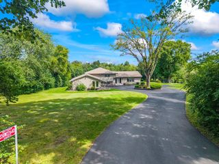 S58W22640 Glengarry ROAD, Waukesha, WI 53189