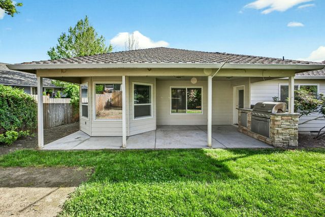 2855 Shanteal Place, Medford, OR 97504