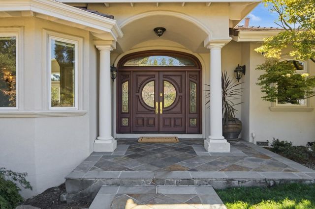 27960 Roble Blanco Court, Los Altos Hills, CA 94022