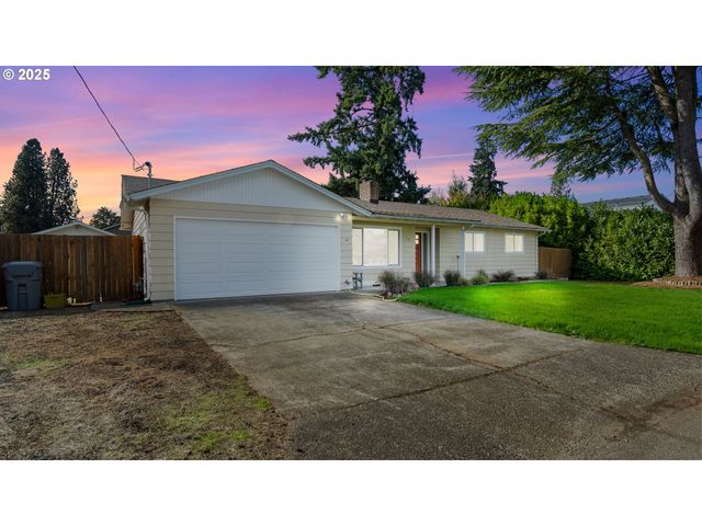 481 S HOLLY St, Canby, OR 97013