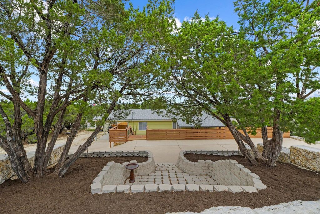 8104 Bronco LN, Lago Vista, TX 78645