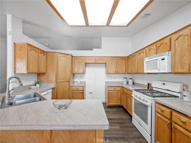 22163 Broken Lance Road, Apple Valley, CA 92307