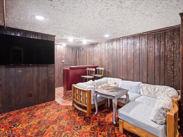 76 Long Hill Rd, Long Hill Twp., NJ 07933