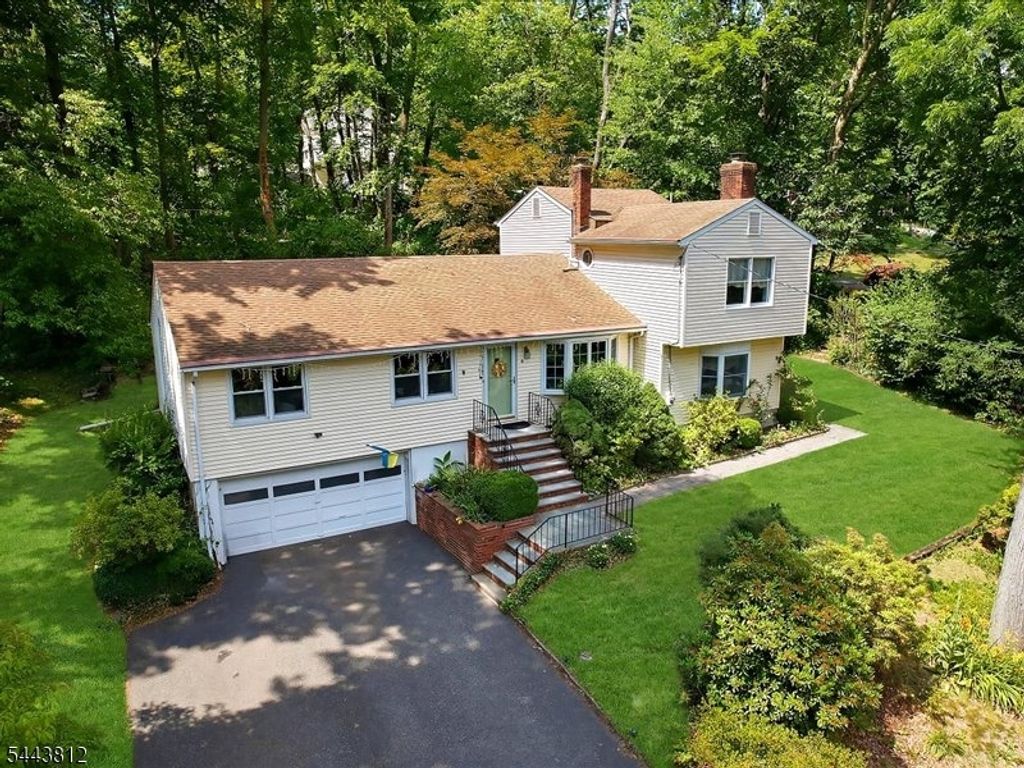 76 Long Hill Rd, Long Hill Twp., NJ 07933