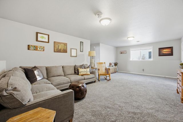 1114 22nd Avenue W, West Fargo, ND 58078