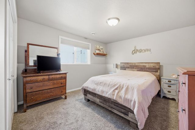 1114 22nd Avenue W, West Fargo, ND 58078