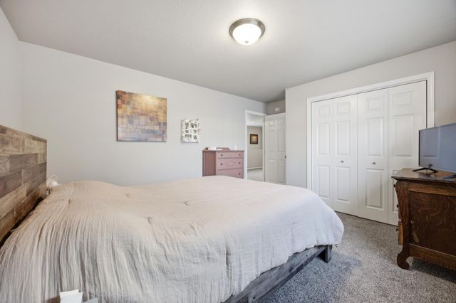 1114 22nd Avenue W, West Fargo, ND 58078