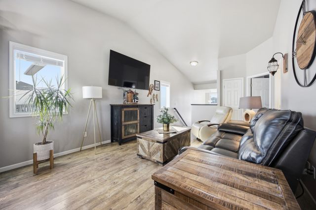 1114 22nd Avenue W, West Fargo, ND 58078