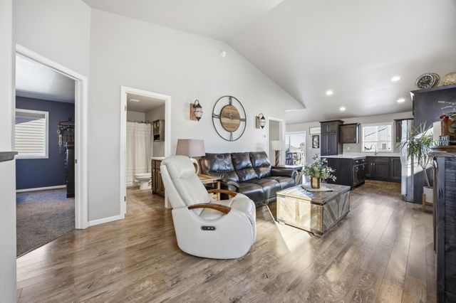 1114 22nd Avenue W, West Fargo, ND 58078