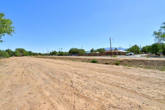 3560 Luke Circle NW, Albuquerque, NM 87107