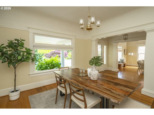 515 Ne FLORAL Pl, Portland, OR 97232