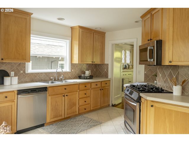 515 Ne FLORAL Pl, Portland, OR 97232