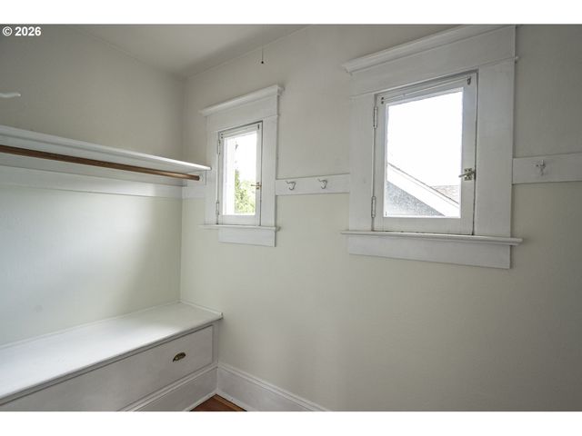 515 Ne FLORAL Pl, Portland, OR 97232