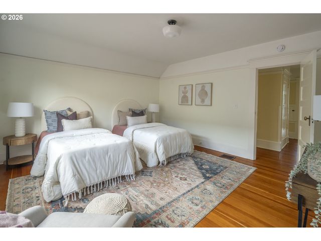 515 Ne FLORAL Pl, Portland, OR 97232