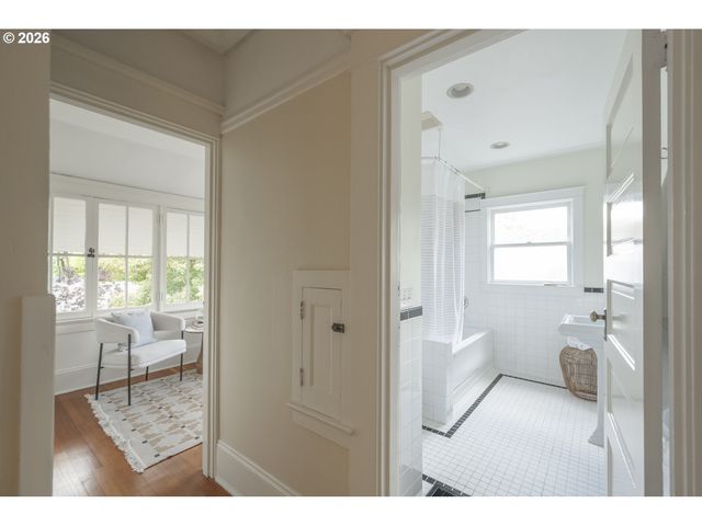 515 Ne FLORAL Pl, Portland, OR 97232