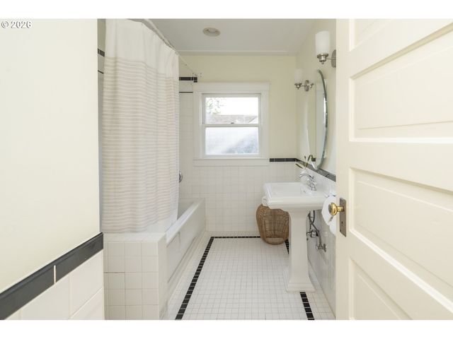 515 Ne FLORAL Pl, Portland, OR 97232