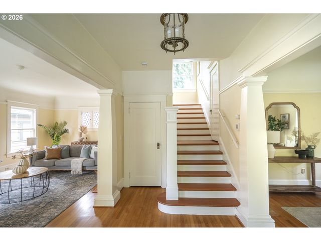 515 Ne FLORAL Pl, Portland, OR 97232