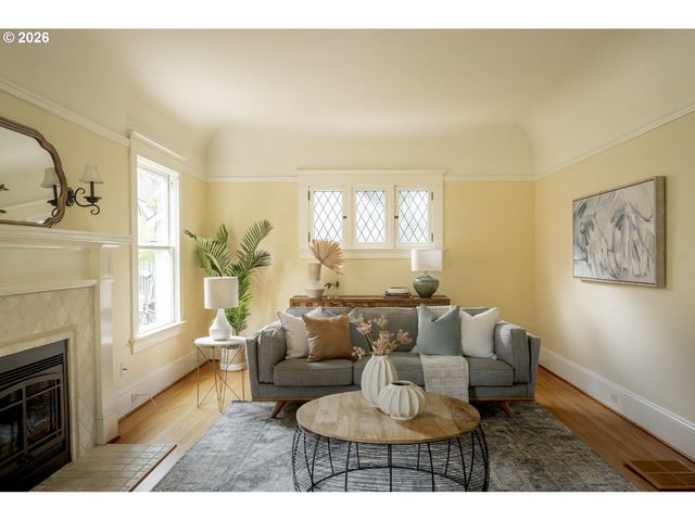 515 Ne FLORAL Pl, Portland, OR 97232