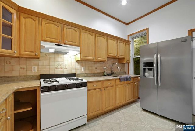 300 49th Street, Union City, NJ 07087