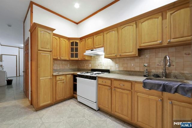 300 49th Street, Union City, NJ 07087