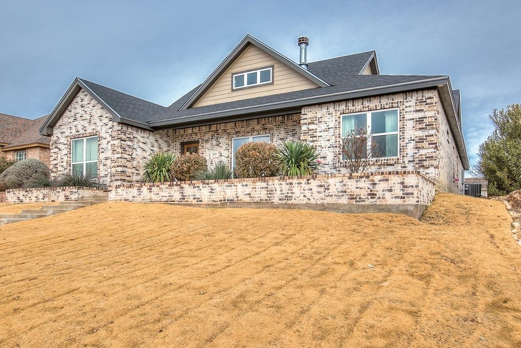 Image 4 of property listing at 2610 Oak Hills Trail, San Angelo, TX 76904