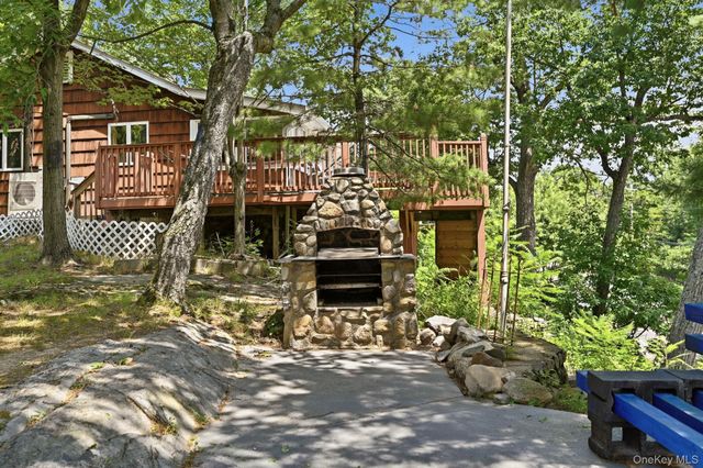 8 Stony Trail, Greenwood Lake, NY 10925