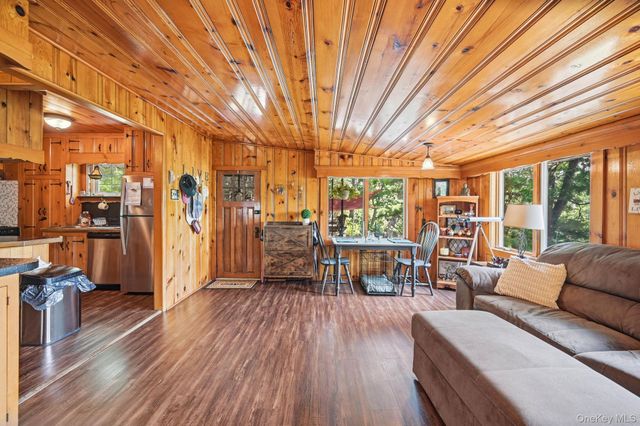 8 Stony Trail, Greenwood Lake, NY 10925