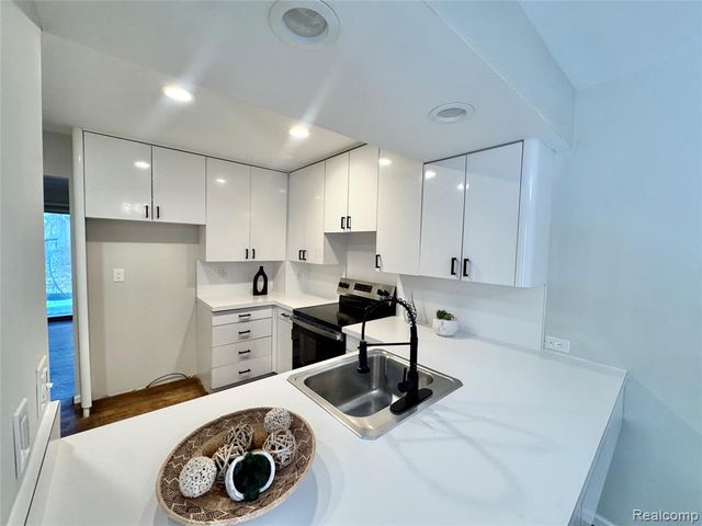 5133 Rock Run, West Bloomfield, MI 48322