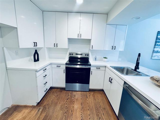 5133 Rock Run, West Bloomfield, MI 48322