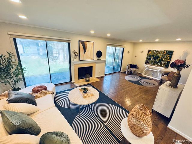 5133 Rock Run, West Bloomfield, MI 48322