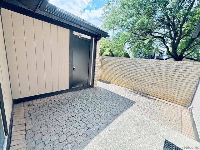5133 Rock Run, West Bloomfield, MI 48322
