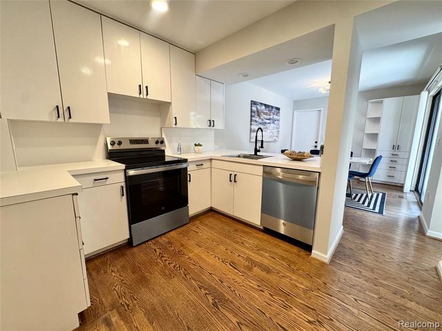 5133 Rock Run, West Bloomfield, MI 48322