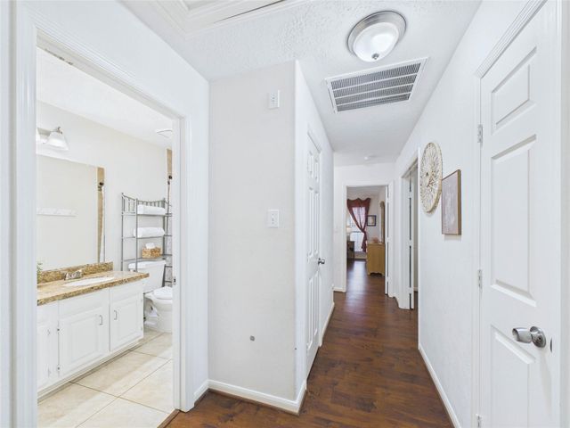 2815 Village Dale Avenue, Houston, TX 77059