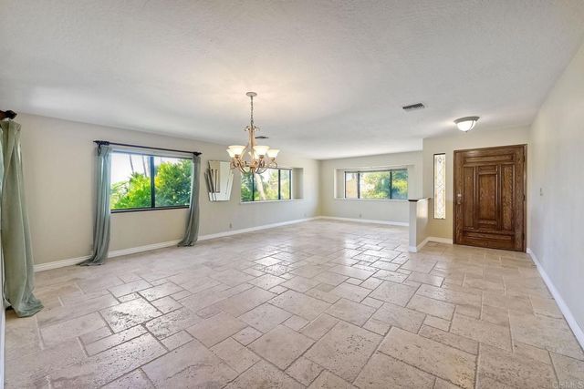 338 Skyline Dr, Vista, CA 92084