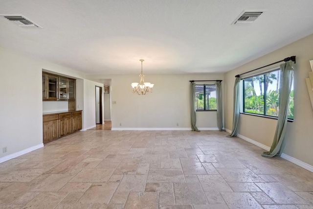 338 Skyline Dr, Vista, CA 92084