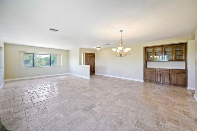 338 Skyline Dr, Vista, CA 92084