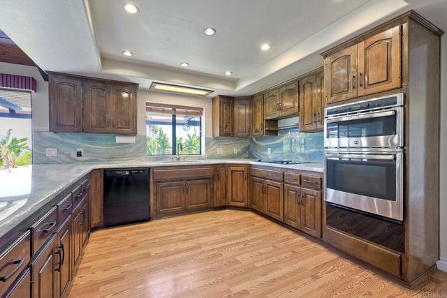 338 Skyline Dr, Vista, CA 92084