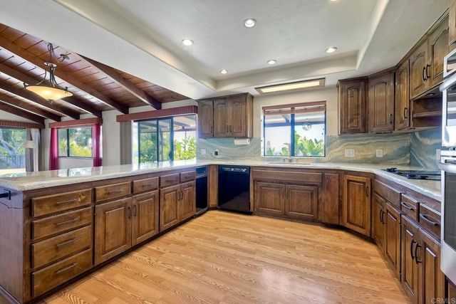 338 Skyline Dr, Vista, CA 92084