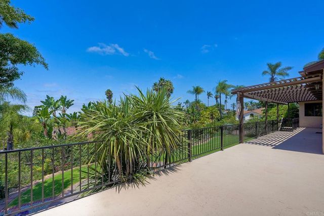 338 Skyline Dr, Vista, CA 92084
