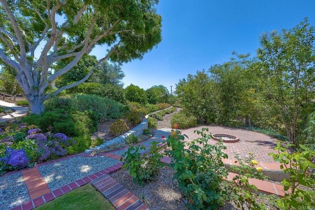 338 Skyline Dr, Vista, CA 92084