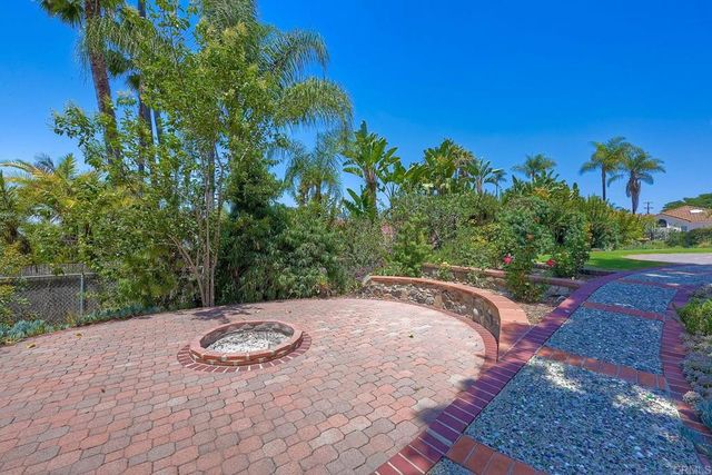 338 Skyline Dr, Vista, CA 92084