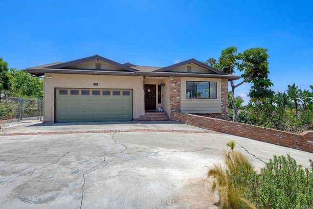 338 Skyline Dr, Vista, CA 92084